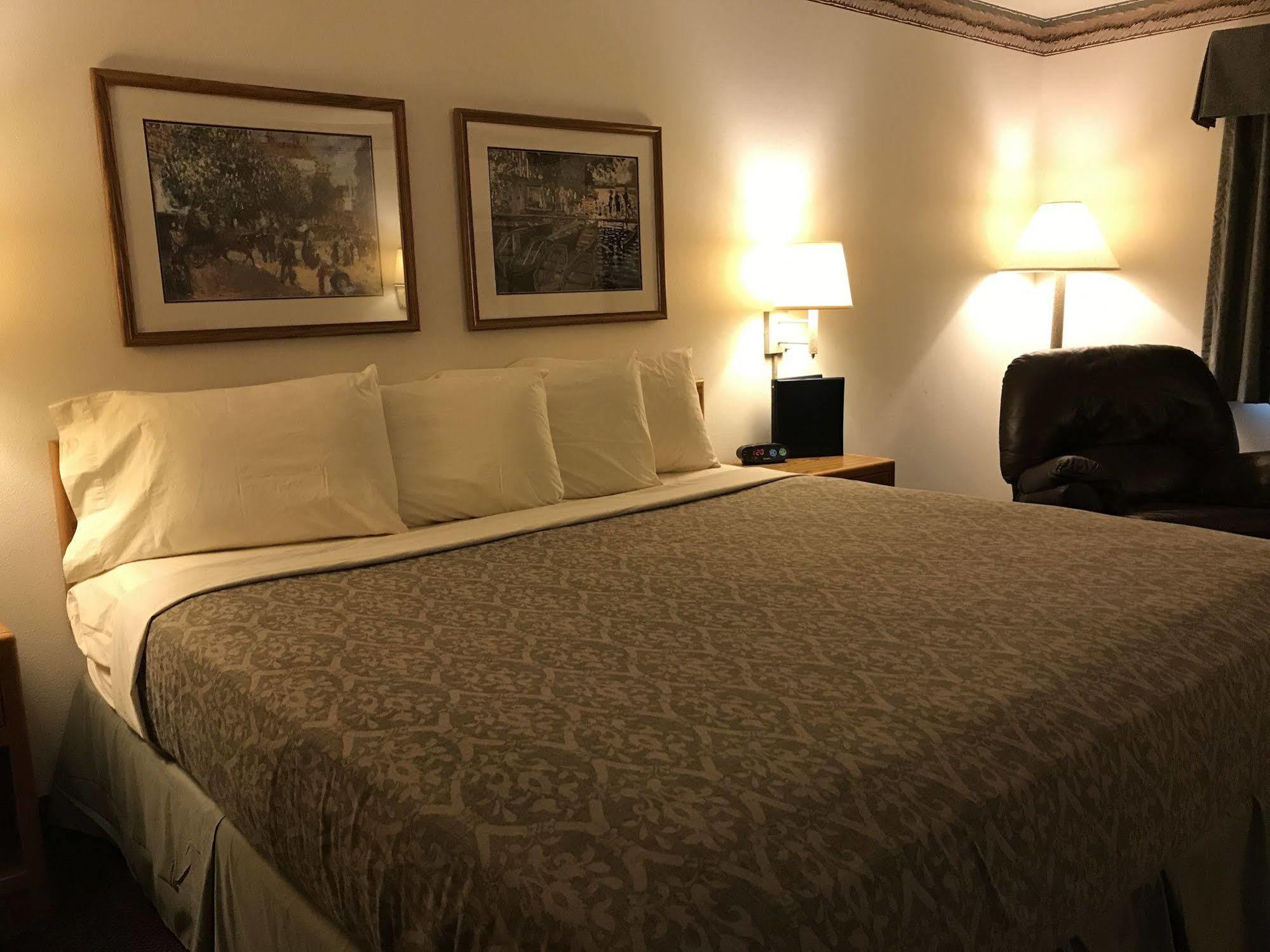 Fairbridge Inn & Suites Thorp Ngoại thất bức ảnh